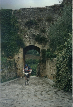 Marco arriving in Monteriggioni