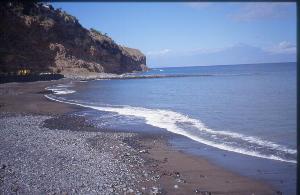 plage de sable noir volcanique au fond le Teide, depuis San Sebastian de la Gomera