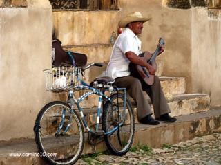 Kubanischer Musiker mit seinem Fahrrad in Trinidad